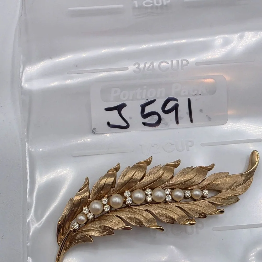 Crown Trifari Leaf Brooch Faux Pearls‎ Rhinestones Gold Tone Vintage Detailed